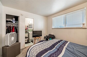 1734 Paris St in Aurora, CO - Foto de edificio - Building Photo