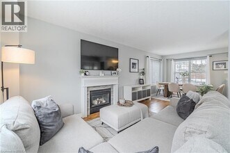 10 Gaydon Way in Brantford, ON - Building Photo - Building Photo