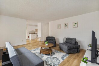 15704 Ash Way in Lynnwood, WA - Building Photo - Building Photo