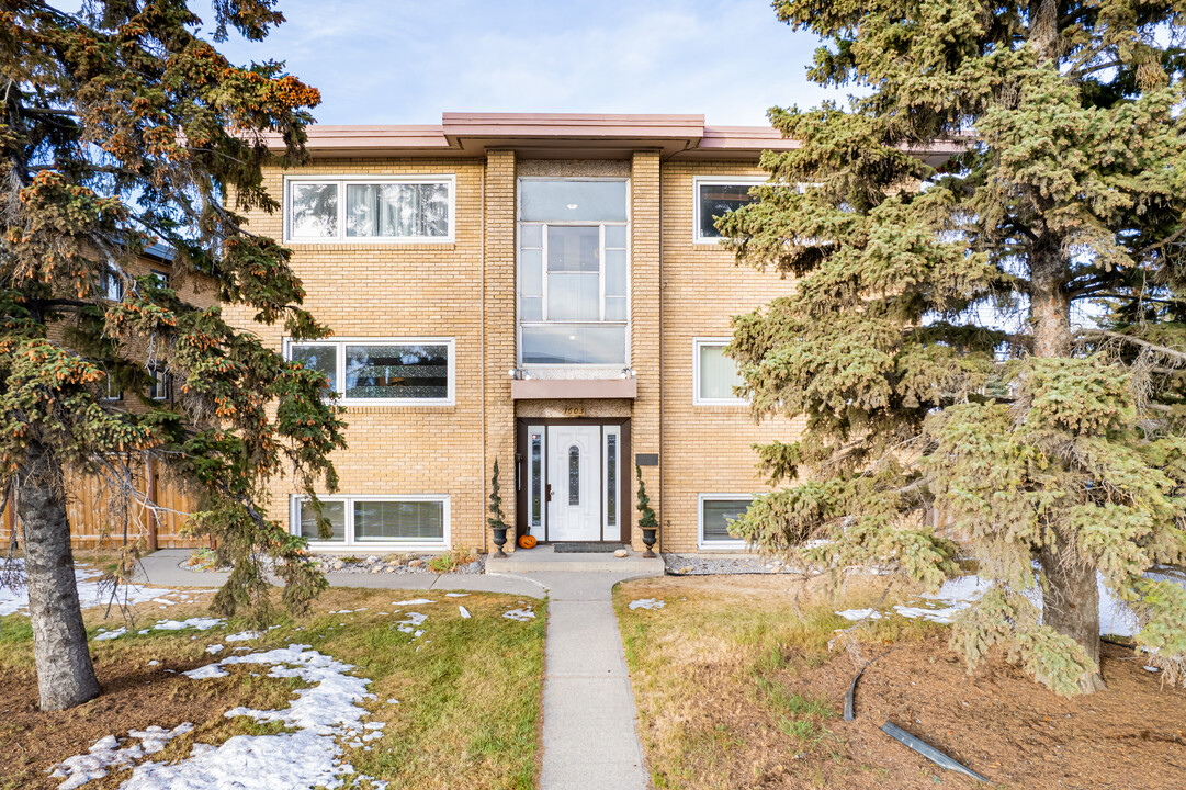 1608 38 St SW in Calgary, AB - Building Photo