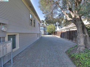 5237-5239 Miles Ave in Oakland, CA - Foto de edificio - Building Photo