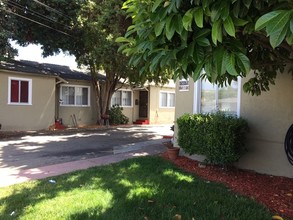 Robin Street Apartments in San Leandro, CA - Building Photo - Building Photo