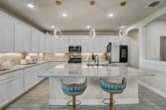 17012 Pleasanton Cove in Pflugerville, TX - Foto de edificio - Building Photo