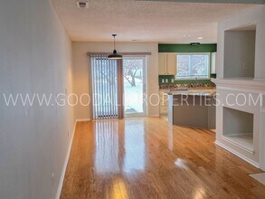 811 Burr Oaks Dr in West Des Moines, IA - Building Photo - Building Photo