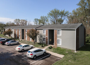 Pickwick Farms Apartments in Indianapolis, IN - Foto de edificio - Building Photo