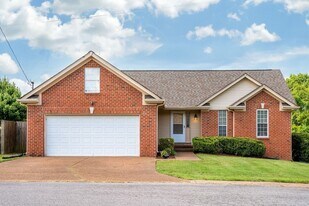 133 Cloverfield Ct in Hendersonville, TN - Building Photo