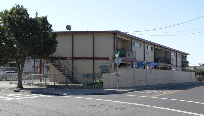 1700 Broadway Ave in San Pablo, CA - Foto de edificio - Building Photo