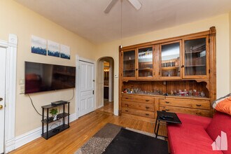 2057 W Roscoe St, Unit 3 in Chicago, IL - Foto de edificio - Building Photo