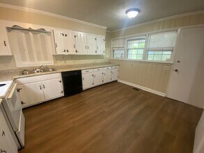 3227 Cliffdale Rd in Fayetteville, NC - Building Photo - Building Photo