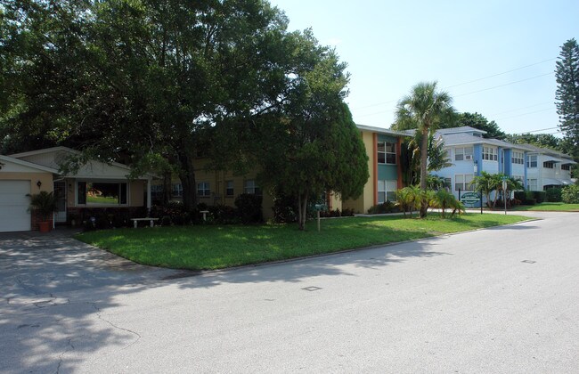 Crescent Lake Apartments in St. Petersburg, FL - Foto de edificio - Building Photo