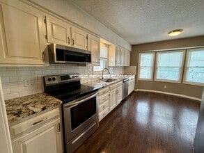 2025 NE Knollbrook St in Lee's Summit, MO - Building Photo - Building Photo