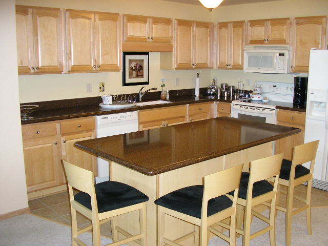 1331 Lake Dr W, Unit A301 in Chanhassen, MN - Building Photo - Building Photo