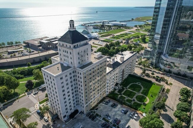 Cudahy Tower Apartments in Milwaukee, WI - Foto de edificio - Building Photo