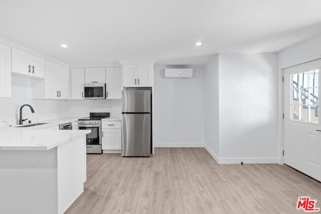 1518 1/4 Stearns Dr in Los Angeles, CA - Building Photo - Building Photo