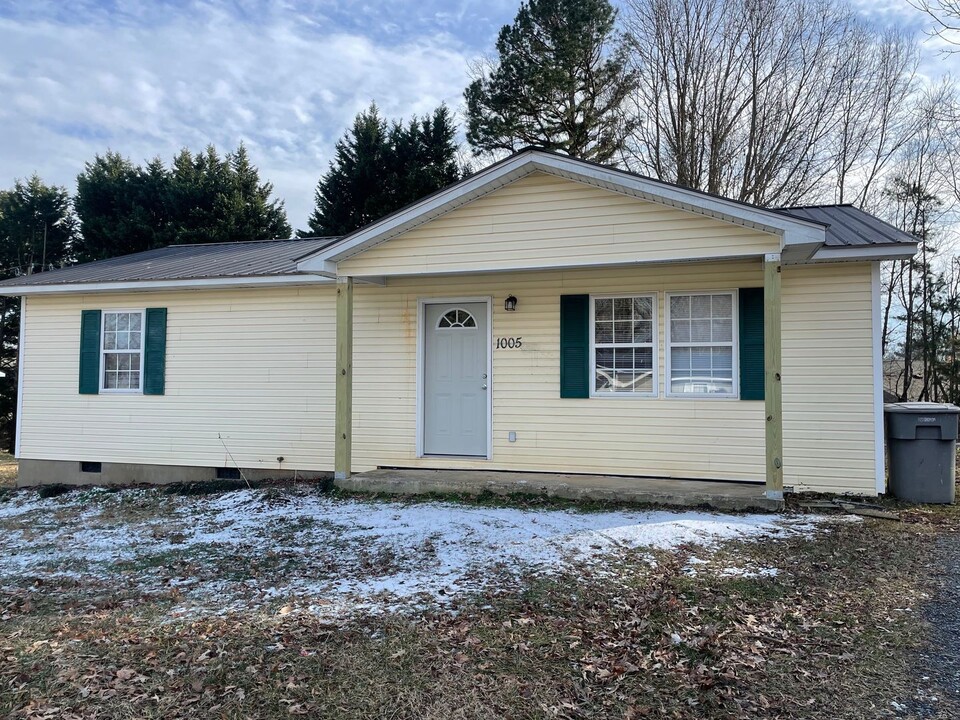 1005 Breezeway Ct in Asheboro, NC - Building Photo