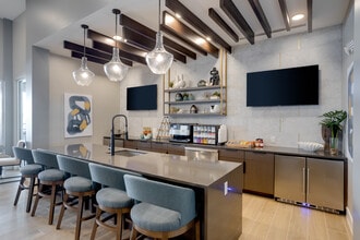 Bayfront On Sand Lake in Orlando, FL - Foto de edificio - Interior Photo