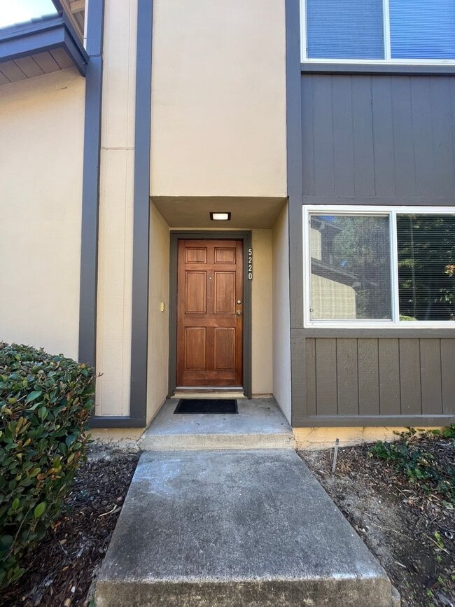 5220 Greenberry Dr