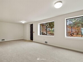 740 N 94th St, Unit 740 in Seattle, WA - Foto de edificio - Building Photo