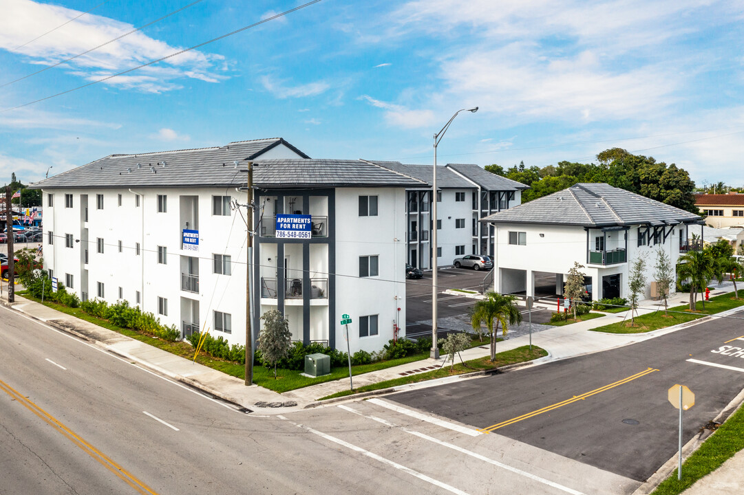 701 East in Hialeah, FL - Foto de edificio