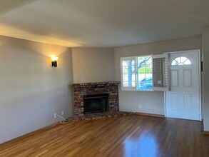 2944 Fairmount Ave in Montrose, CA - Building Photo - Building Photo