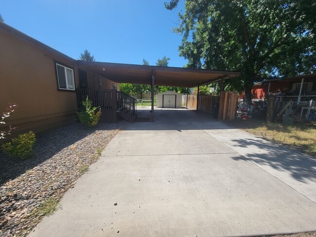 595 N 60th Ave in West Richland, WA - Building Photo - Building Photo