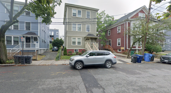 208 Banks St, Unit 2 in Cambridge, MA - Building Photo - Building Photo
