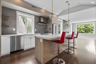 235 Rawson Rd, Unit PH3 in Brookline, MA - Foto de edificio - Building Photo