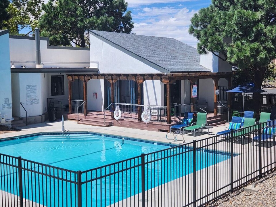 Pinewood Estates in Albuquerque, NM - Building Photo