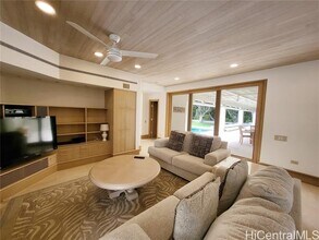 1077 Waiholo St in Honolulu, HI - Foto de edificio - Building Photo