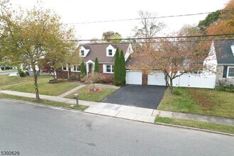 29 Winifred Dr in Totowa, NJ - Building Photo - Building Photo