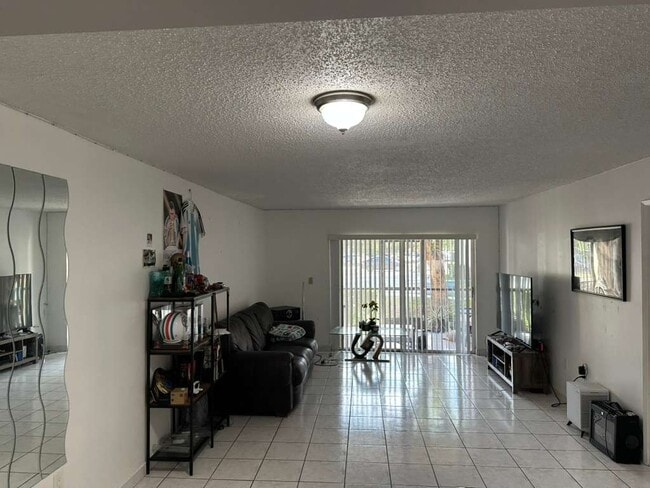 13701 SW 66th St, Unit B-101 in Miami, FL - Foto de edificio - Building Photo