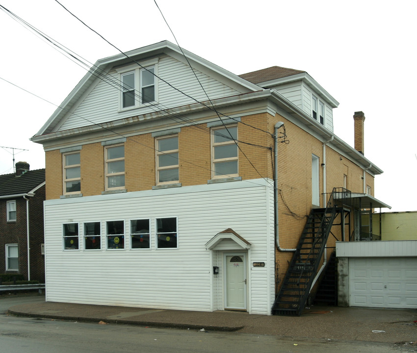 108 Auriles Street in Duquesne, PA - Foto de edificio