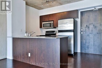 22 Wellesley St E in Toronto, ON - Building Photo - Building Photo