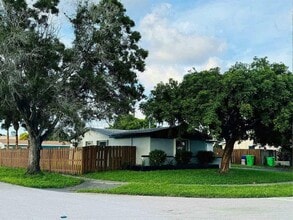 9171 NW 26th St in Sunrise, FL - Building Photo - Building Photo