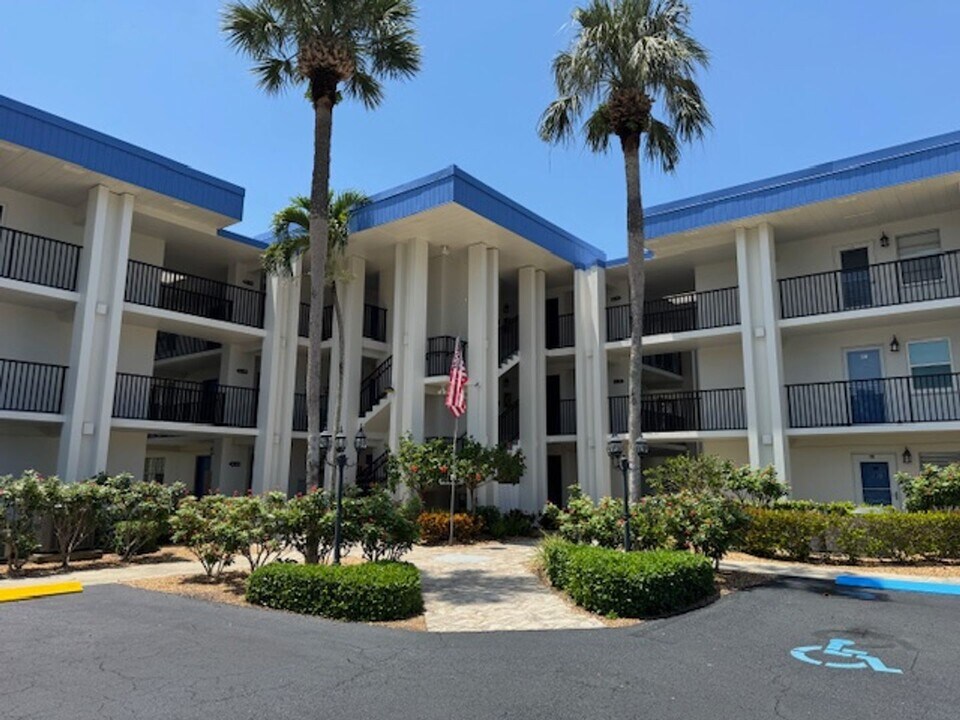 1828 Pine Valley Dr in Ft. Myers, FL - Building Photo