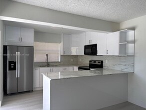 6670 W 24th Ct in Hialeah, FL - Building Photo - Building Photo