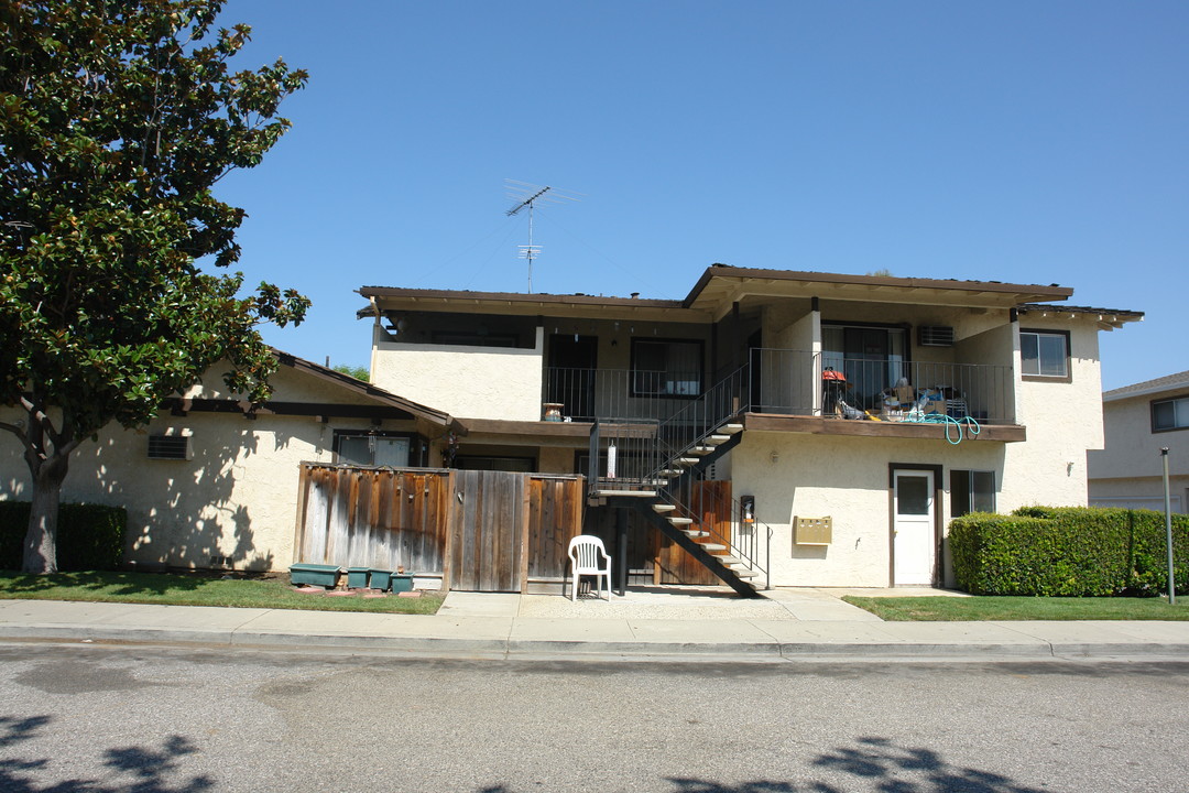 889 Canfield Ct in San Jose, CA - Building Photo