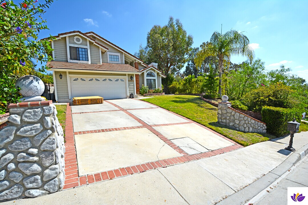 23935 Ingomar St in Canoga Park, CA - Building Photo