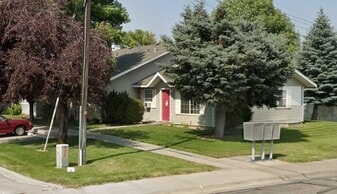 343 W Pine St in Shelley, ID - Building Photo