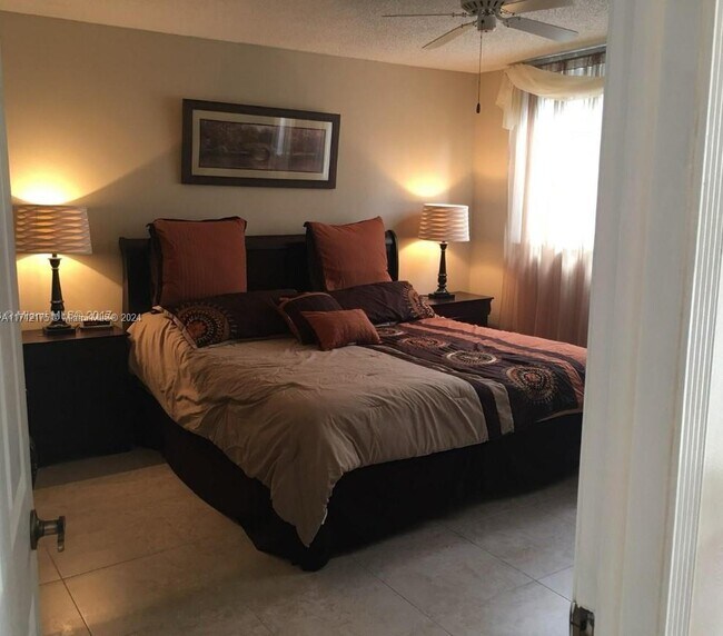 311 S Hollybrook Dr in Pembroke Pines, FL - Foto de edificio - Building Photo