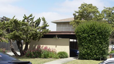 Queen Arms Townhomes in Hayward, CA - Building Photo - Building Photo