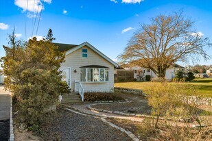 2 Pirates Cv in Massapequa, NY - Building Photo