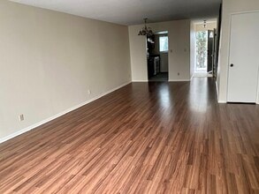 622 E Palm Ave, Unit D in Burbank, CA - Building Photo - Building Photo