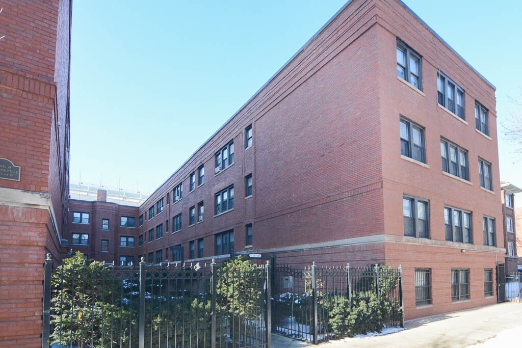 5740 N Winthrop Ave in Chicago, IL - Building Photo