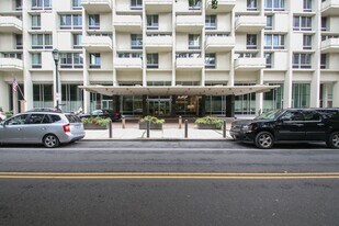 604 S Washington Square in Philadelphia, PA - Building Photo