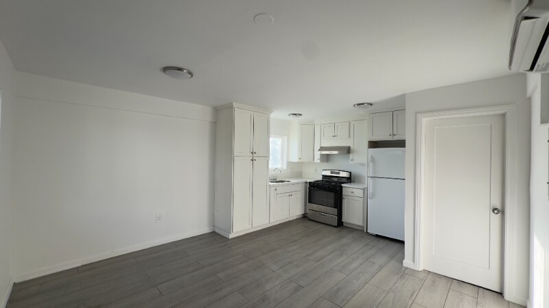 11604 Sylvan St in Los Angeles, CA - Building Photo