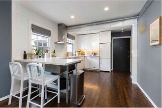 535 20th Ave E, Unit 205 in Seattle, WA - Building Photo - Building Photo