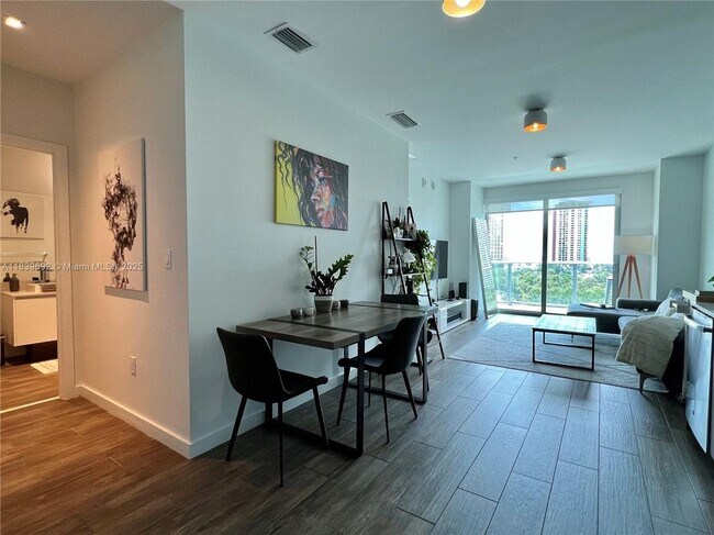 1600 SW 1st Ave in Miami, FL - Building Photo - Building Photo