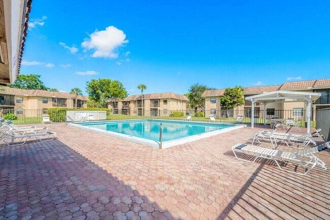 6796 Palmetto Cir S in Boca Raton, FL - Building Photo - Building Photo
