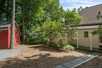 332 Quaker Hill Rd in Pawling, NY - Building Photo - Building Photo